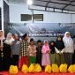 Bakesbangpol Sumenep saat menggelar acara santunan anak yatim (Za - garudajatim.com)