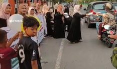 Bakesbangpol Sumenep Tebar Kepedulian, Ratusan Pengendara Terima Takjil Gratis