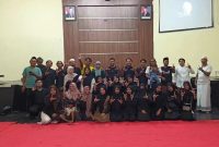 Pengurus, anggota dan alumni UKM Sanggar Lentera UPI Sumenep saat berfoto dalam rangka buka puasa bersama (Za - garudajatim.com)