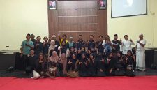 Pengurus, anggota dan alumni UKM Sanggar Lentera UPI Sumenep saat berfoto dalam rangka buka puasa bersama (Za - garudajatim.com)