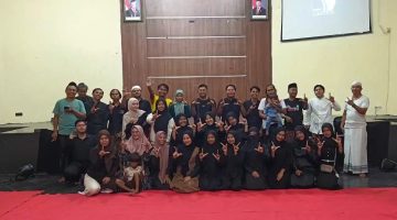 Pengurus, anggota dan alumni UKM Sanggar Lentera UPI Sumenep saat berfoto dalam rangka buka puasa bersama (Za - garudajatim.com)