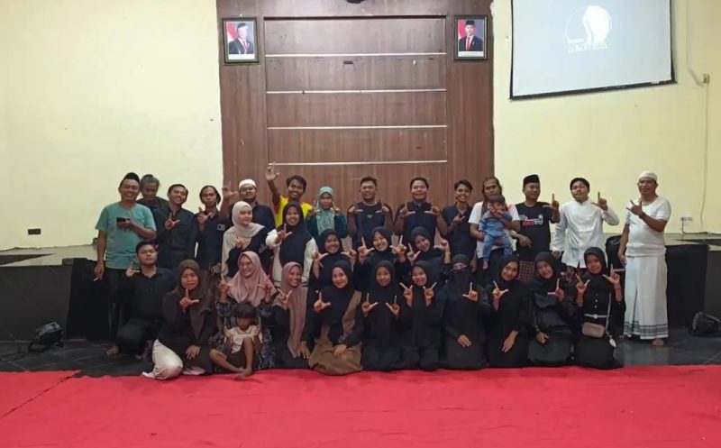 Pengurus, anggota dan alumni UKM Sanggar Lentera UPI Sumenep saat berfoto dalam rangka buka puasa bersama (Za - garudajatim.com)