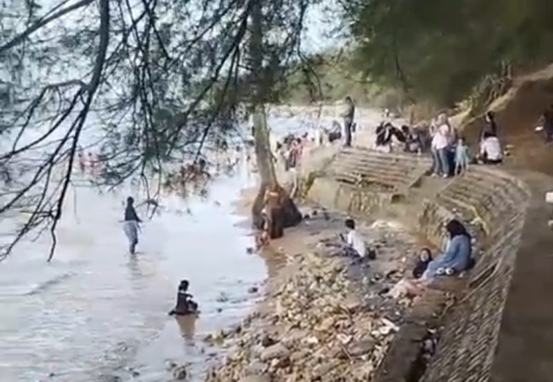 Wajah ambruk pantai Slopeng Sumenep (Za - garudajatim.com)