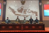 Ketua DPRD Kabupaten Sumenep, H. Zainal Arifin (dua kiri), saat menghadiri rapat paripurna (Za - garudajatim.com)