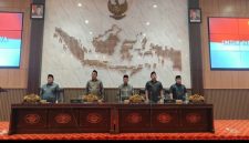 Ketua DPRD Kabupaten Sumenep, H. Zainal Arifin (dua kiri), saat menghadiri rapat paripurna (Za - garudajatim.com)