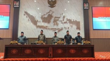 Ketua DPRD Kabupaten Sumenep, H. Zainal Arifin (dua kiri), saat menghadiri rapat paripurna (Za - garudajatim.com)