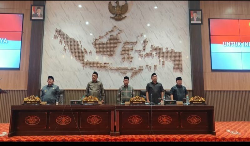 Ketua DPRD Kabupaten Sumenep, H. Zainal Arifin (dua kiri), saat menghadiri rapat paripurna (Za - garudajatim.com)