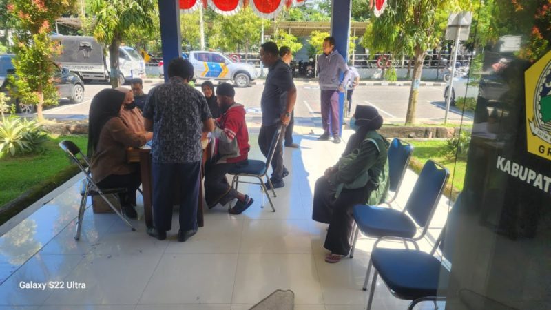 Antusiasme masyarakat saat mendatangi kantor Dinas Perhubungan Kabupaten Gresik untuk melakukan penukaran tiket mudik gratis (Istimewa - garudajatim.com)