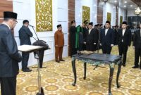 Bupati Sumenep, Achmad Fauzi Wongsojudo, saat melantik empat pejabat pimpinan tinggi pratama (Istimewa - garudajatim.com)