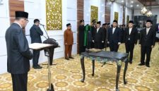 Bupati Sumenep, Achmad Fauzi Wongsojudo, saat melantik empat pejabat pimpinan tinggi pratama (Istimewa - garudajatim.com)