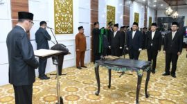 Bupati Sumenep, Achmad Fauzi Wongsojudo, saat melantik empat pejabat pimpinan tinggi pratama (Istimewa - garudajatim.com)