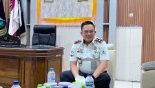 Kepala Rutan Kelas IIB Sumenep, Aditya Wahyu Rahmadani, saat diwawancarai di ruangannya (Za - garudajatim.com)