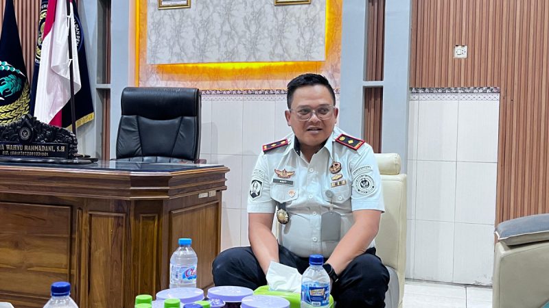 Kepala Rutan Kelas IIB Sumenep, Aditya Wahyu Rahmadani, saat diwawancarai di ruangannya (Za - garudajatim.com)
