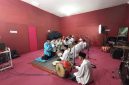 Kelompok Kesenian Rebana Klasik Assalafiyah asal Larangan, Pamekasan, saat melakukan rekaman di OS Studio (Za - garudajatim.com)