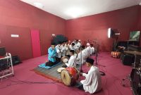 Kelompok Kesenian Rebana Klasik Assalafiyah asal Larangan, Pamekasan, saat melakukan rekaman di OS Studio (Za - garudajatim.com)