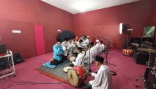 Kelompok Kesenian Rebana Klasik Assalafiyah asal Larangan, Pamekasan, saat melakukan rekaman di OS Studio (Za - garudajatim.com)