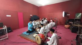 Kelompok Kesenian Rebana Klasik Assalafiyah asal Larangan, Pamekasan, saat melakukan rekaman di OS Studio (Za - garudajatim.com)