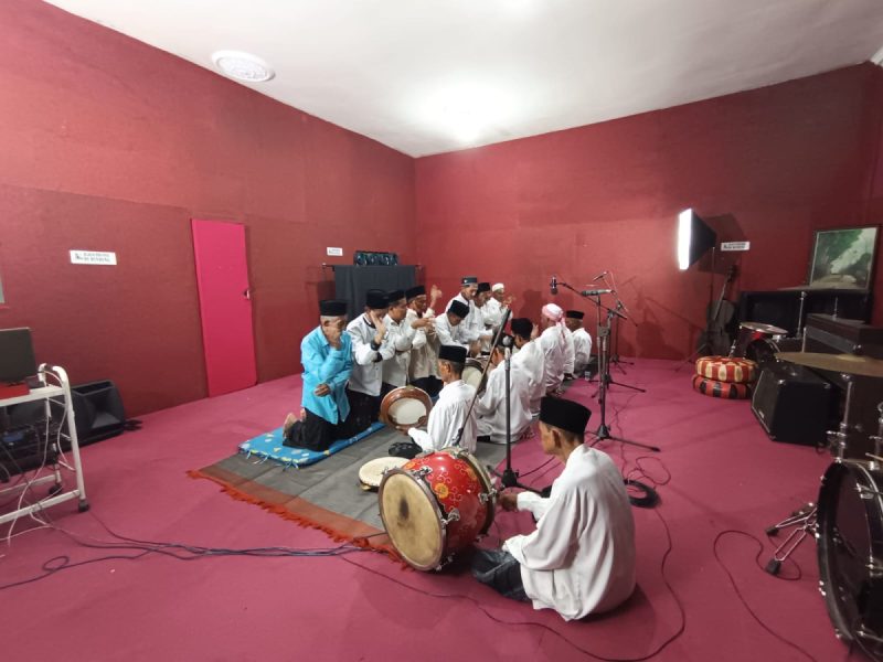 Kelompok Kesenian Rebana Klasik Assalafiyah asal Larangan, Pamekasan, saat melakukan rekaman di OS Studio (Za - garudajatim.com)