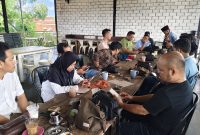 Pendiri perusahaan Makayasa, H. Supriyadi, saat menggelar halalbihalal bersama insan media di Ayoka Cafe (Za - garudajatim.com)