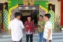 Kepala MI Ar Rasyad Desa Kolpo, M. Saleh, saat diwawancarai (Za - garudajatim.com)