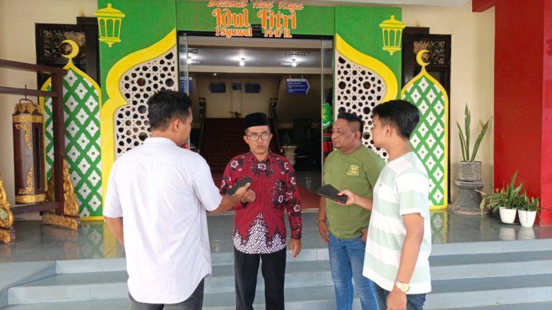 Kepala MI Ar Rasyad Desa Kolpo, M. Saleh, saat diwawancarai (Za - garudajatim.com)