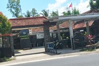 Foto tampak depan Puskesmas Saronggi di siang hari (Za - garudajati.com)