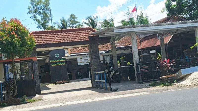 Foto tampak depan Puskesmas Saronggi di siang hari (Za - garudajati.com)