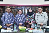 Kepala DKPP Sumenep, Chainur Rasyid, (kiri) foto bersama Wabup Sumenep, Imam Hasyim( dua kiri) saat rapat koordinasi di Kantor Bupati tentang HDDAP (Za - garudajati.com)