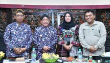 Kepala DKPP Sumenep, Chainur Rasyid, (kiri) foto bersama Wabup Sumenep, Imam Hasyim( dua kiri) saat rapat koordinasi di Kantor Bupati tentang HDDAP (Za - garudajati.com)