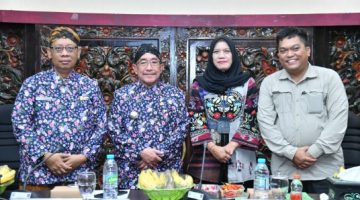 Kepala DKPP Sumenep, Chainur Rasyid, (kiri) foto bersama Wabup Sumenep, Imam Hasyim( dua kiri) saat rapat koordinasi di Kantor Bupati tentang HDDAP (Za - garudajati.com)