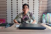 Kepala SDN Juluk II, Kecamatan Saronggi, Kabupaten Sumenep, Jawa Timur, Mahelli, saat ditemui di kantornya (Za - garudajatim.com)