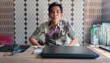 Kepala SDN Juluk II, Kecamatan Saronggi, Kabupaten Sumenep, Jawa Timur, Mahelli, saat ditemui di kantornya (Za - garudajatim.com)