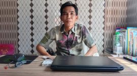 Kepala SDN Juluk II, Kecamatan Saronggi, Kabupaten Sumenep, Jawa Timur, Mahelli, saat ditemui di kantornya (Za - garudajatim.com)