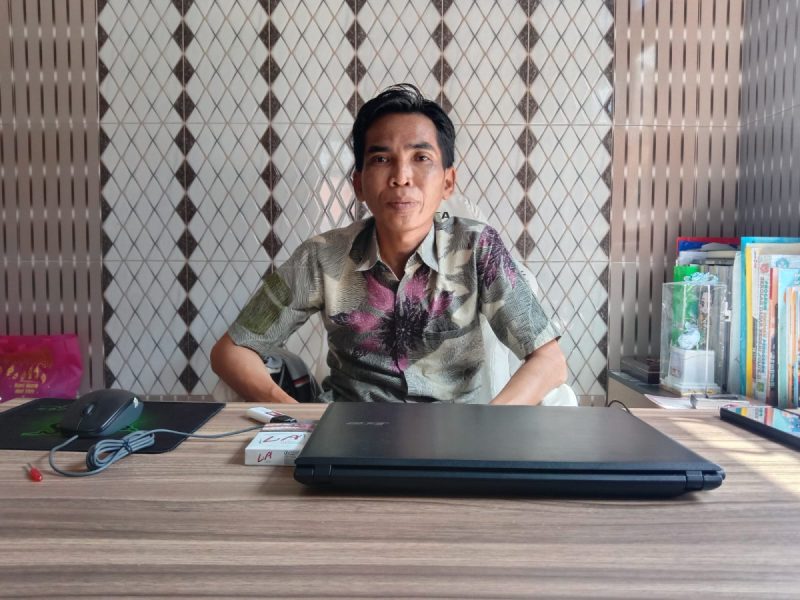 Kepala SDN Juluk II, Kecamatan Saronggi, Kabupaten Sumenep, Jawa Timur, Mahelli, saat ditemui di kantornya (Za - garudajatim.com)