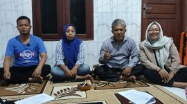 Ketua Umum LBH Achmad Madani Putra dan Rekan-rekan, Kamarullah, saat mendampingi kliennya (Za - garudajatim.com)