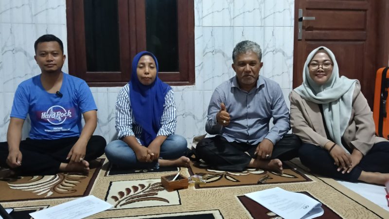 Ketua Umum LBH Achmad Madani Putra dan Rekan-rekan, Kamarullah, saat mendampingi kliennya (Za - garudajatim.com)