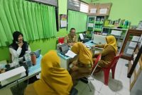 Dinkes P2KB Kabupaten Sumenep, Jawa Timur, saat melakukan monev di Puskesmas Pandian (Za - garudajatim.com)