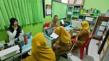 Dinkes P2KB Kabupaten Sumenep, Jawa Timur, saat melakukan monev di Puskesmas Pandian (Za - garudajatim.com)
