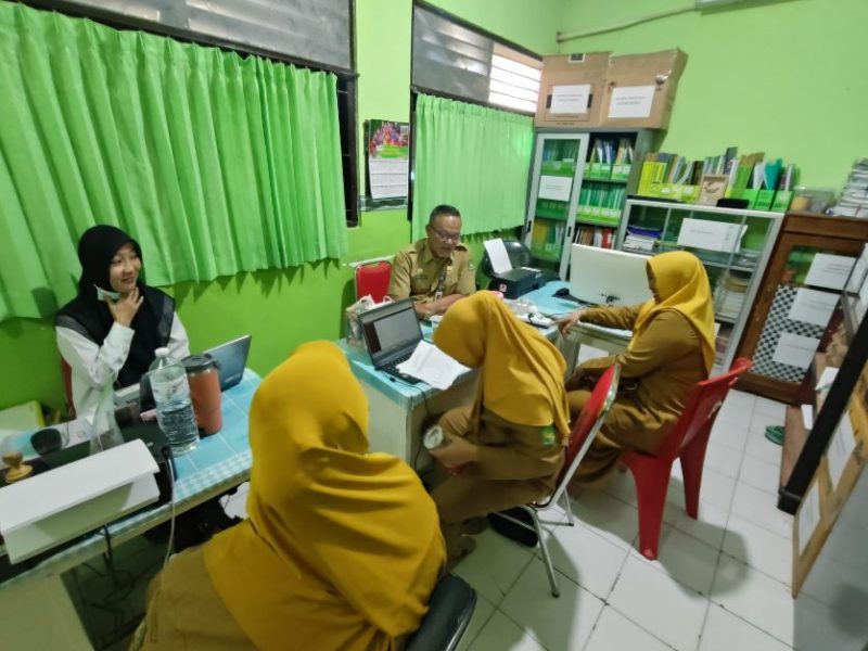 Dinkes P2KB Kabupaten Sumenep, Jawa Timur, saat melakukan monev di Puskesmas Pandian (Za - garudajatim.com)