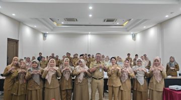 Foto bersama Dinkes P2KB Sumenep, saat menggelar Evaluasi Program PTM (Za - garudajatim.com)
