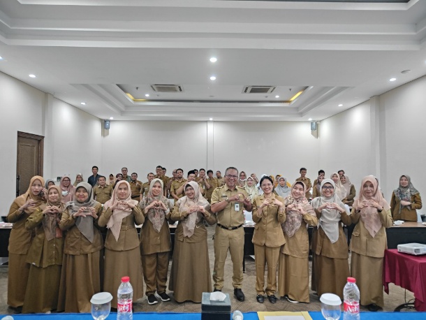 Foto bersama Dinkes P2KB Sumenep, saat menggelar Evaluasi Program PTM (Za - garudajatim.com)
