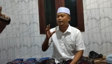 Kuasa hukum Lembaga Bantuan Hukum (LBH), Achmad Madani Putra, Kamarullah, saat menyatakan sikap tenang kasus H. Latib (Za - garudajatim.com)
