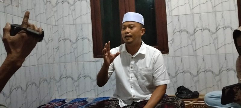 Kuasa hukum Lembaga Bantuan Hukum (LBH), Achmad Madani Putra, Kamarullah, saat menyatakan sikap tenang kasus H. Latib (Za - garudajatim.com)