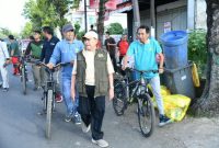 Dinas Lingkungan Hidup Kabupaten Sumenep saat melaksanakan kegiatan kurve kerja bakti (Za - garudajatim.com)