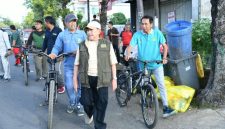 Dinas Lingkungan Hidup Kabupaten Sumenep saat melaksanakan kegiatan kurve kerja bakti (Za - garudajatim.com)