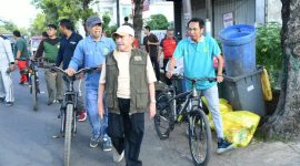 Dinas Lingkungan Hidup Kabupaten Sumenep saat melaksanakan kegiatan kurve kerja bakti (Za - garudajatim.com)