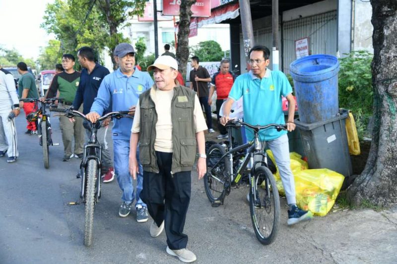 Dinas Lingkungan Hidup Kabupaten Sumenep saat melaksanakan kegiatan kurve kerja bakti (Za - garudajatim.com)