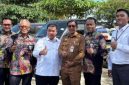 Direktur Utama BPRS Bhakti Sumekar, Hairil Fajar (Dua kiri berkacamata), saat foto bersama (Istimewa - garudajatim.com)