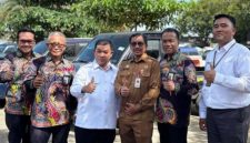 Direktur Utama BPRS Bhakti Sumekar, Hairil Fajar (Dua kiri berkacamata), saat foto bersama (Istimewa - garudajatim.com)