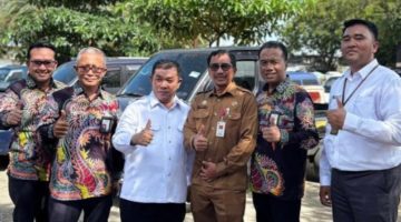 Direktur Utama BPRS Bhakti Sumekar, Hairil Fajar (Dua kiri berkacamata), saat foto bersama (Istimewa - garudajatim.com)